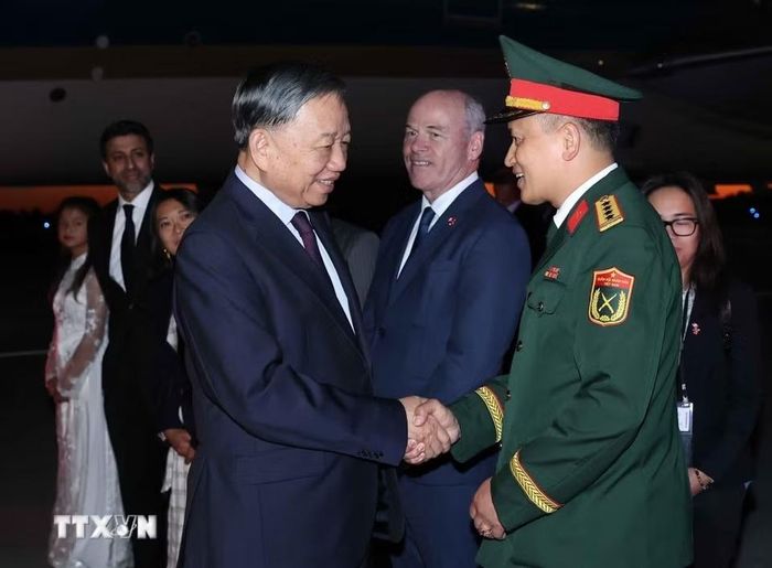 Cán bộ, nhân viên Đại sứ quán Việt Nam tại Canada đón Tổng Bí thư, Chủ tịch nước Tô Lâm ở sân bay quốc tế Mcdonald-Cartier, Ottawa. Ảnh: Thống Nhất/TTXVN. 