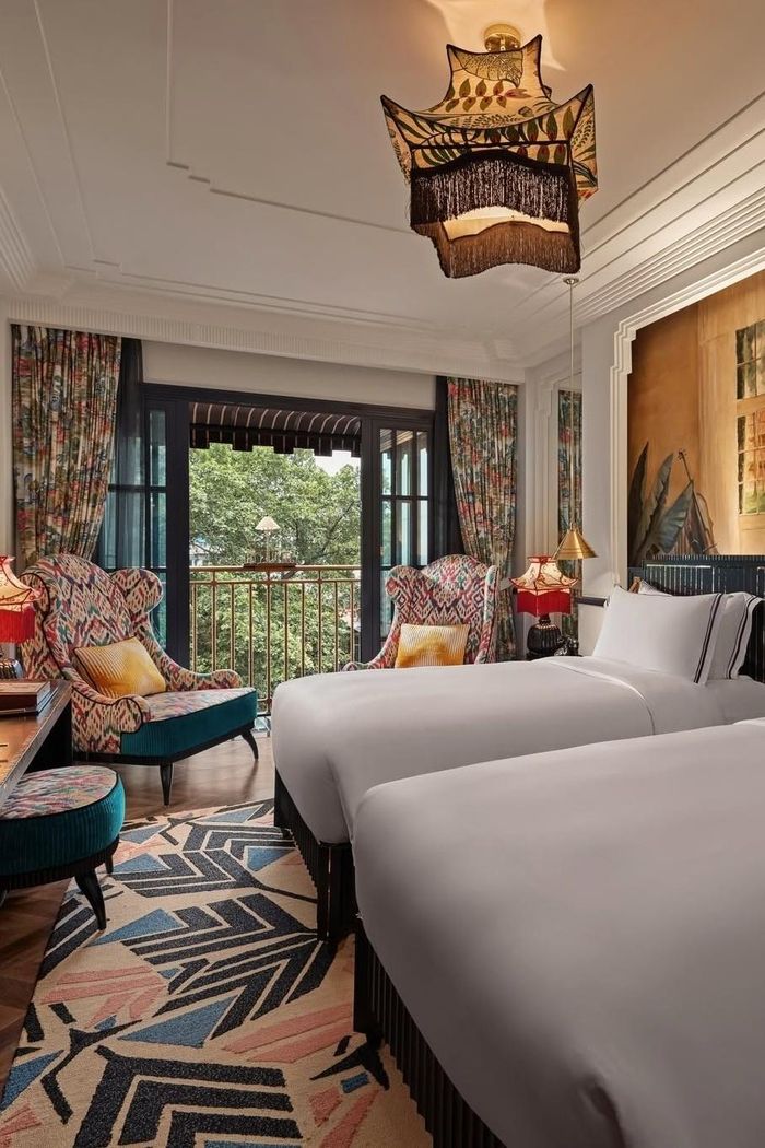  Bên trong hạng phòng Premium Mistinguett mang cảm hứng thiết kế từ chính nữ nghệ sĩ. Ảnh: Đơn vị cung cấp. 