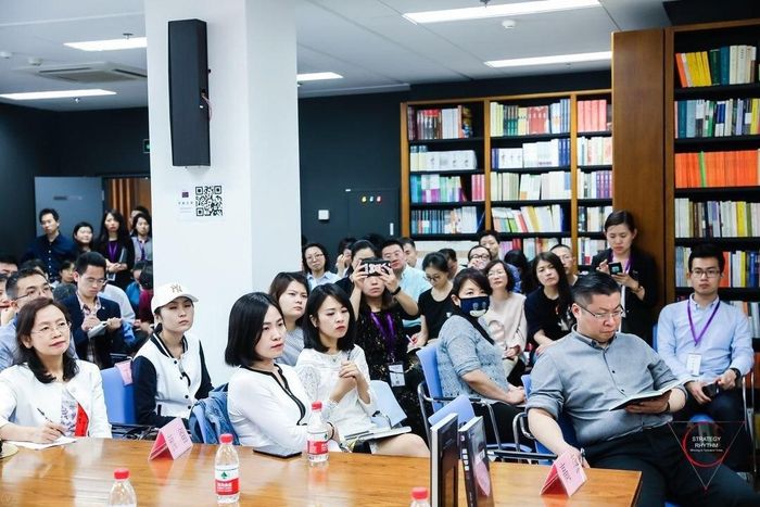 Sinh viên tham gia buổi "đọc sách" cùng các giáo sư, học giả. Ảnh: Tsinghua University.