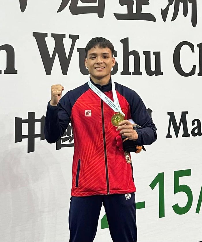 Tấm huy chương vàng giải trẻ wushu toàn quốc cũng được Văn Tâm duy trì liên tiếp đến năm 2021. Ở đấu trường quốc tế, năm 2019, võ sĩ người Hrê giành huy chương vàng tại Giải vô địch trẻ châu Á ở Brunei. Ba năm sau, anh giành huy chương đồng tại Giải vô địch wushu trẻ thế giới lần thứ 8 ở Indonesia. Năm 2023, tại Giải vô địch wushu thế giới diễn ra ở Mỹ, anh giành huy chương đồng nội dung tán thủ hạng 52 kg. Ảnh: Văn Tâm/Facebook.