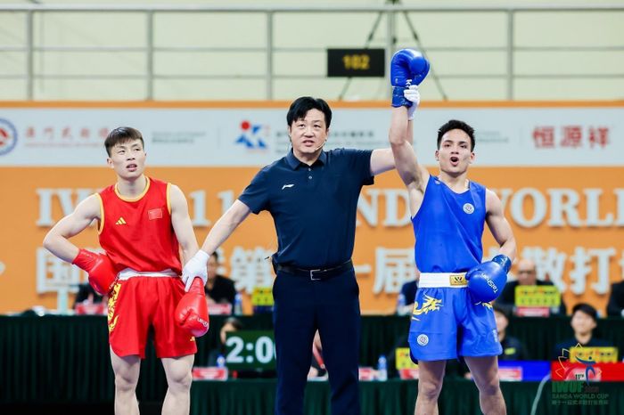  Ou Jiaming cũng là đối thủ đầy duyên nợ của Đinh Văn Tâm. Hồi tháng 5, võ sĩ Việt Nam từng đánh bại Ou ở trận chung kết Cúp Tán thủ thế giới với tỷ số 2-1 để giành huy chương vàng. Chỉ sau 4 tháng, cả hai tái đấu tại ASIAD song lần này, Văn Tâm không thể lặp lại chiến thắng. Ou Jiaming hiện cũng là một trong những võ sĩ hàng đầu Trung Quốc hạng cân 56 kg, vừa vô địch tỉnh Hà Nam, vô địch Đại hội thể thao toàn quốc của Trung Quốc. Ảnh: IWUF. 