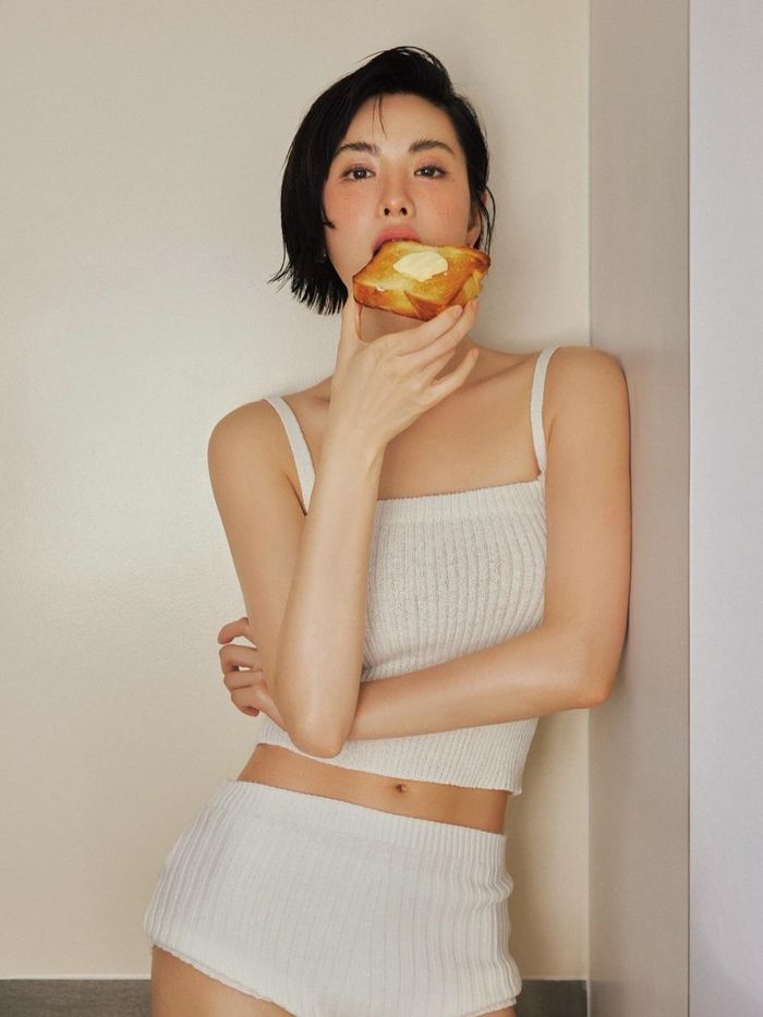 Gương mặt của Nana được nhận xét là quá hiện đại, không phù hợp với tạo hình cổ trang. Trong The Scandal, Nana vào vai Hui Yeon, một góa phụ trẻ mất chồng trước khi hai người kịp kết hôn. Nhân vật sống trong xã hội Joseon, nơi những quy chuẩn về trinh tiết và lòng chung thủy đặt ra nhiều giới hạn đối với phụ nữ. Hui Yeon vì thế gần như từ bỏ mọi thứ và chỉ tìm cách tồn tại qua ngày. Nhân vật sau đó trở thành một mắt xích quan trọng trong cuộc chơi giữa các nhân vật chính do Ji Chang Wook và Son Ye Jin đảm nhận. The Scandal lấy cảm hứng từ tiểu thuyết kinh điển xuất bản năm 1782.