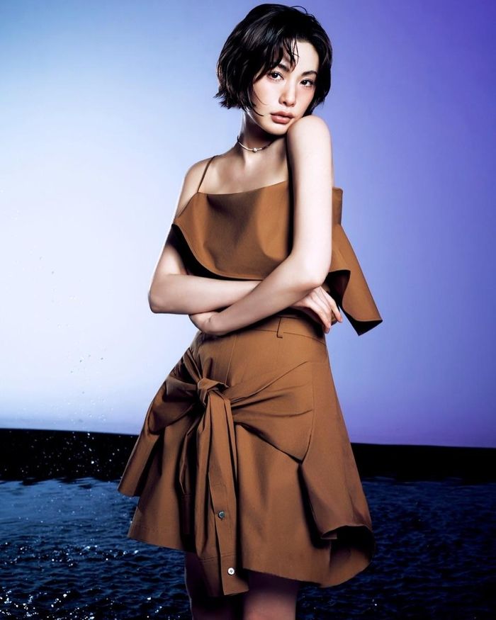 Theo Harpers Bazaar, đời thường, Nana có phong cách thời trang đa dạng, phóng khoáng và sành điệu. Chìa khóa cho phong cách phối đồ của Nana là kết hợp các món đồ rộng mà không làm mất đi sự cân bằng của tổng thể. Nữ ca sĩ thường chọn những gam màu trầm như đen và nâu, nhưng đôi khi cũng phá cách bằng họa tiết phối màu hoặc gam màu rực rỡ. Đặc biệt, cô không chỉ thêm màu sắc ở một hoặc hai điểm mà kết hợp các họa tiết và chất liệu để tạo nên một diện mạo táo bạo hơn. 