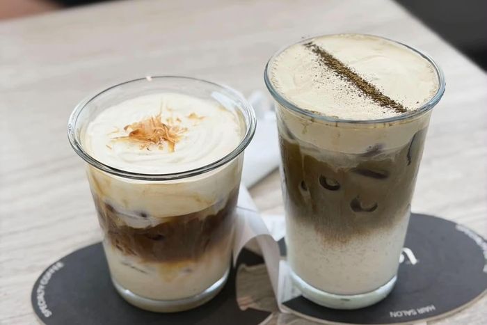  Thảo Uyên gọi cà phê mắm ruốc và loại đồ uống khác để thử nhiều hương vị. Ảnh: Thảo Uyên. 