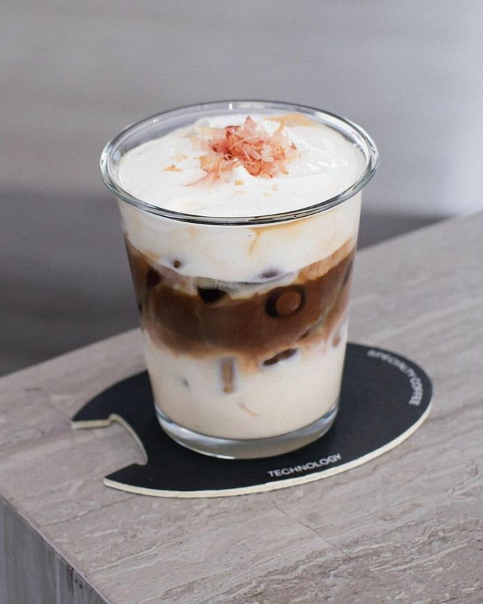 Thực khách thưởng thức cà phê tại quán. Ảnh: TOC Gallery.