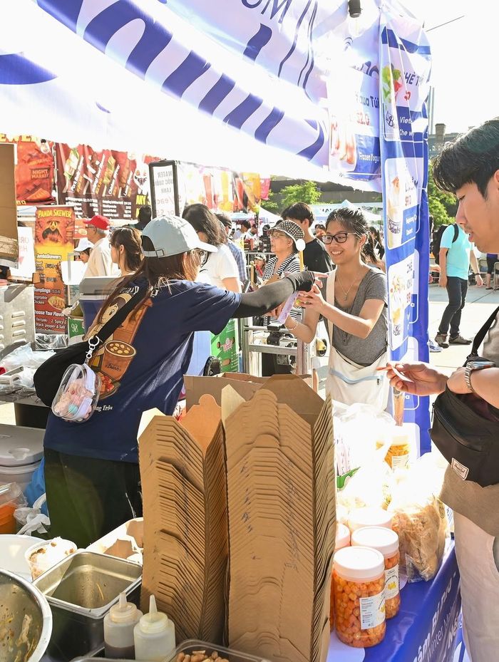Quầy hàng của cả hai tại một hội chợ ẩm thực. 