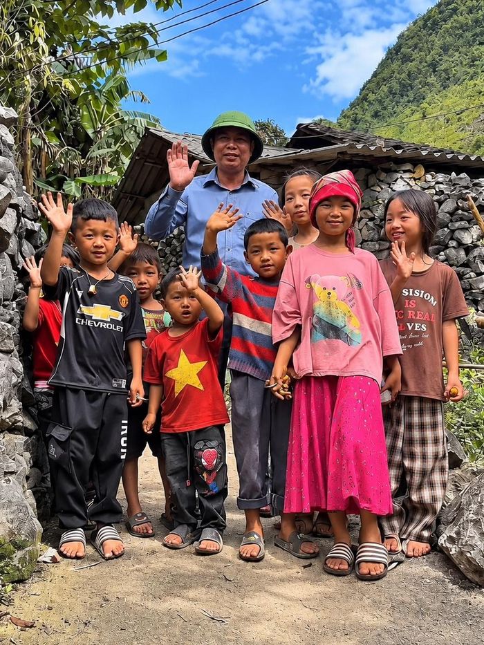 Ông Nam ghi lại những điều bắt gặp trên đường, như truyền thống xây hàng rào đá, nghề thủ công đến cảnh sắc, món ăn và nhịp sống của đồng bào dân tộc Mông trên cao nguyên đá. 