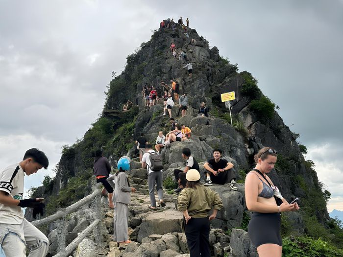 Du khách tham quan “mỏm đá sống ảo” thuộc thôn Mã Pì Lèng, xã Đồng Văn, tỉnh Tuyên Quang. 