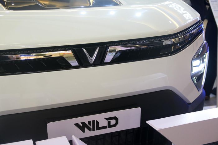  VinFast mô tả thiết kế của VF Wild tuân theo ngôn ngữ "Fluid Dynamism". Xe sở hữu nắp ca-pô cao, mặt ca-lăng dựng đứng. Dải trang trí hình cánh chim mạ crom ở đầu xe tạo thành đặc điểm nhận diện, trong khi cụm đèn chiếu sáng chính tích hợp xi-nhan được bố trí đặt dọc, nằm 2 bên đầu xe. 