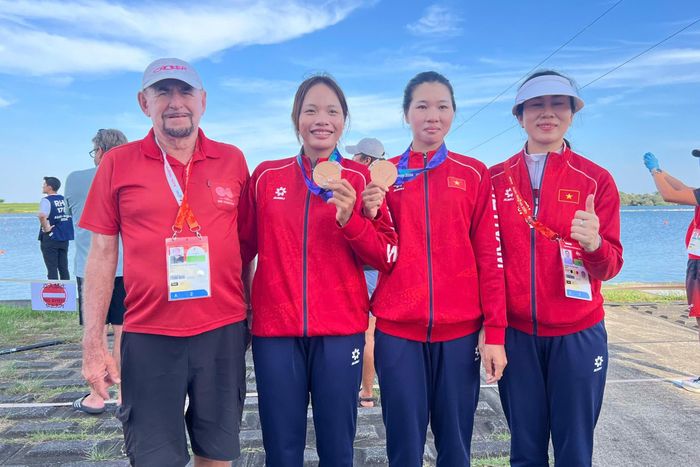 Tú Uyên cười tươi, Bích Ngọc xúc động khi chụp ảnh lưu niệm cùng Joseph Donnelly, chuyên gia người Australia đang làm việc cho rowing Việt Nam (bên trái ngoài cùng) và bà Dương Thị Hồng Hạnh, Phụ trách các bộ môn đua thuyền Cục Thể dục Thể thao Việt Nam (bên phải ngoài cùng).
