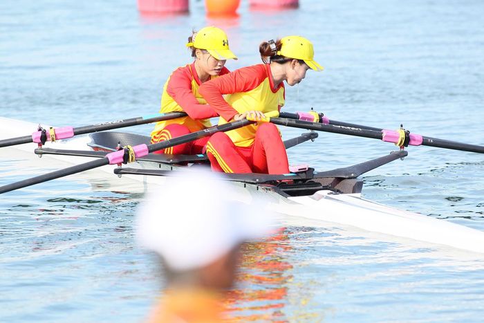 Bích Ngọc và Tú Uyên hoàn thành 500 m đầu tiên trong 1 phút 41 giây 49, 500 m thứ hai trong 1 phút 44 giây 72, cần thêm 1 phút 47 giây 59 để cán mốc 1500 m và mất thêm 1 phút 48 giây 88 để về đích ở cự ly 2000 m.