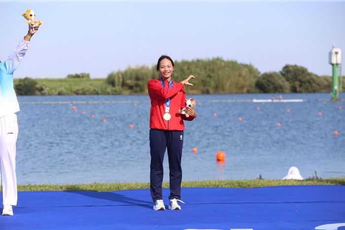Bích Ngọc không thể lên nhận huy chương và Tú Uyên phải lên bục nhận giải một mình. Vận động viên 22 tuổi ra dấu nửa trái tim để tri ân người đồng đội. Ban đầu, Tú Uyên từ chối đeo huy chương vì thiếu đồng đội. "Tôi rất lo lắng khi thấy Ngọc bị sốc và quá mệt. Tôi cũng đã động viên bạn, nhưng Ngọc không chịu được nữa. Tôi rất buồn khi hai người không thể cùng nhau lên nhận huy chương", tay chèo sinh năm 2004 cho biết.
