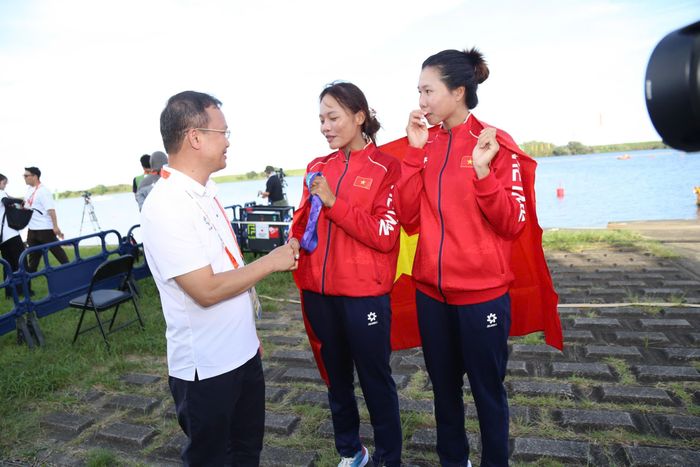 Trưởng đoàn thể thao Việt Nam tại ASIAD 20, ông Nguyễn Hồng Minh (áo trắng) chúc mừng và hỏi thăm cũng như động viên hai tay chèo.