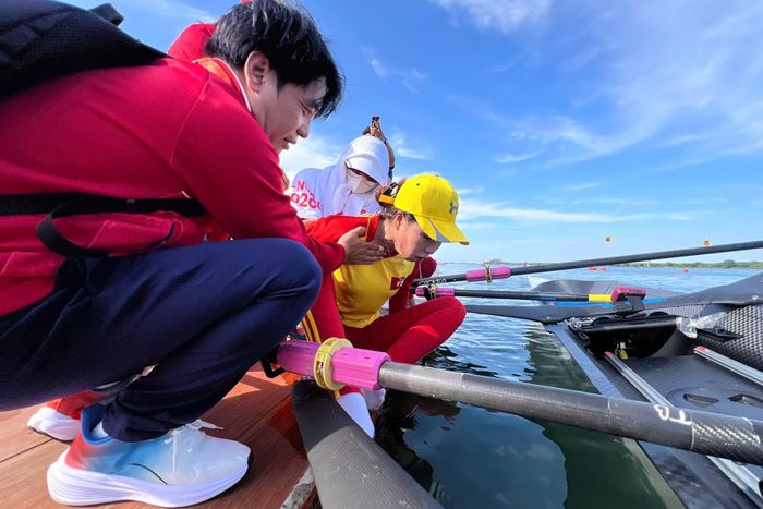 Phạm Thị Bích Ngọc nôn ngay sau khi cùng Trần Thị Tú Uyên về đích ở vị trí hạng ba tại khu chèo thuyền Nagaragawa, Kaizu, Gifu, Nhật Bản với thành tích 7 phút 2 giây 68. "Cảm xúc đầu tiên của tôi khi thi xong là rất mệt. Nhưng tôi và đồng đội đã cố gắng để giành huy chương đồng nên rất vui. Đến giờ, tôi vẫn đang rất run và không nghĩ mình có huy chương ngay lần đầu dự ASIAD", Bích Ngọc chia sẻ.