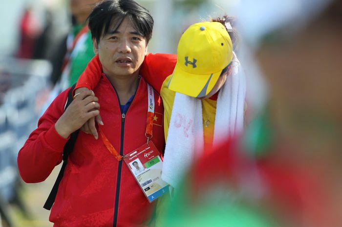 Bích Ngọc lộ rõ vẻ mệt mỏi, kiệt sức và phải nhờ đến sự hỗ trợ của bác sĩ Lương Đông Quang. "Tôi rất tiếc vì không thể đứng trên bục nhận huy chương. Nhưng không sao, vì có huy chương đã là hạnh phúc lắm rồi. Tôi không biết nói gì thêm, chỉ biết cảm ơn Uyên đã cố gắng hết mình", Bích Ngọc bày tỏ cảm xúc.