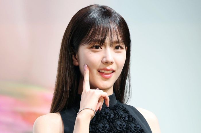 Jisoo ấn tượng khi đọc Kafka bên bờ biển. Ảnh: DongA.