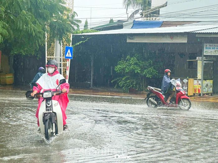  Mưa lớn tại khu vực Phan Rang vào sáng 24/9. Ảnh: Báo Khánh Hòa.