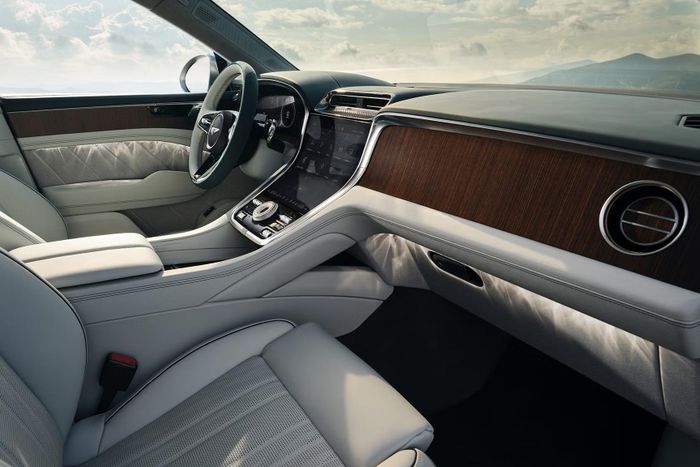 Nội thất của Bentley Torcal lấy cảm hứng từ đôi cánh Bentley, tạo sự cân đối và đối xứng. Các vật liệu như da, len, gỗ veneer và nhôm được bố trí trên những bề mặt lớn, kết hợp cùng màn hình cảm ứng trung tâm OLED dạng cong.