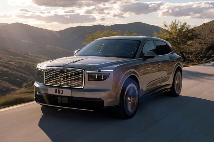 Bentley Torcal được trang bị 2 motor điện đồng bộ nam châm vĩnh cửu. Trong khi phiên bản tiêu chuẩn có công suất 821 mã lực, biến thể cao cấp Torcal S có công suất lên đến 888 mã lực cùng khả năng tăng tốc 0-100 km/h trong 2,9 giây.