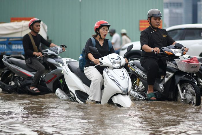 Đoạn đường Lương Định Của có lưu lượng phương tiện qua lại rất đông, tình trạng ngập khiến giao thông tại đây ùn ứ kéo dài, đặc biệt trong khung giờ tan tầm chiều muộn ngày 24/9.