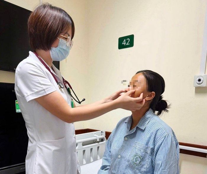  Thai 34 tuần, người phụ nữ 32 tuổi nhập viện trong tình trạng vàng da, vàng mắt tăng dần. 