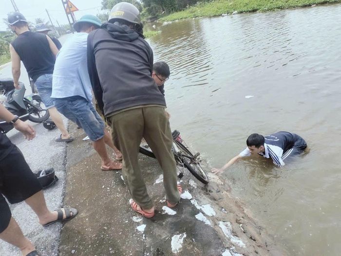 Hùng không biết bơi nhưng vẫn dũng cảm cứu người.