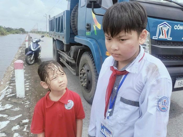 Hai em nhỏ được Hùng cứu khỏi đuối nước.