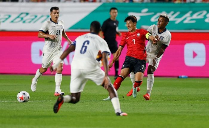  Son Heung-min ghi bàn từ đá phạt trong chiến thắng 3-0 của Hàn Quốc trước Ecuador tại Suwon. 