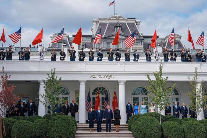 Ông Trump và ông Tập cùng phu nhân theo dõi màn duyệt đội biểu diễn Silent Drill Platoon từ ban công South Portico của Nhà Trắng hôm 24/9, trong lễ đón nhà lãnh đạo Trung Quốc. Ảnh: Reuters, The New York Times.