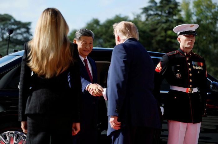  Tổng thống Mỹ Donald Trump và Đệ nhất phu nhân Melania Trump ra tận xe để đón nhà đồng cấp Trung Quốc. Ảnh: Reuters. 