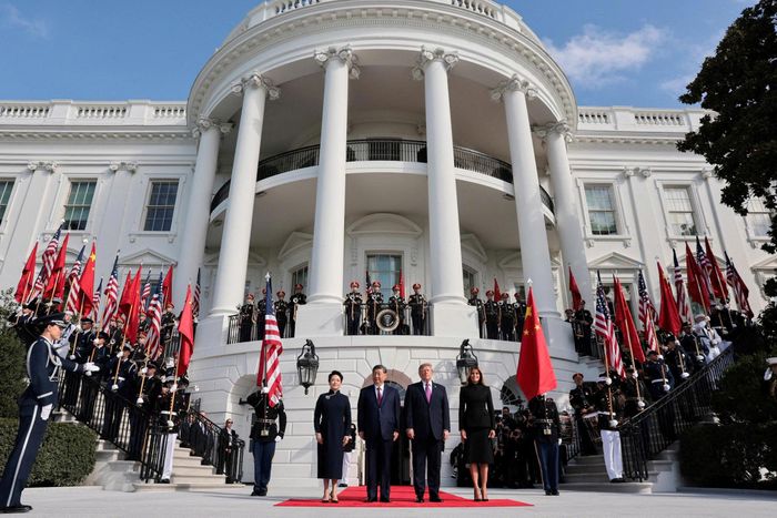  Tổng thống Donald Trump và Đệ nhất phu nhân Melania Trump chào đón Chủ tịch Tập Cận Bình cùng phu nhân Bành Lệ Viên tại Nhà Trắng. Ảnh: Reuters. 