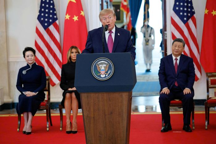  Chủ tịch Trung Quốc Tập Cận Bình, phu nhân Bành Lệ Viên và Đệ nhất phu nhân Mỹ Melania Trump lắng nghe Tổng thống Donald Trump phát biểu tại Nhà Trắng ở Washington, D.C., Mỹ, ngày 24/9. Ảnh: Reuters. 