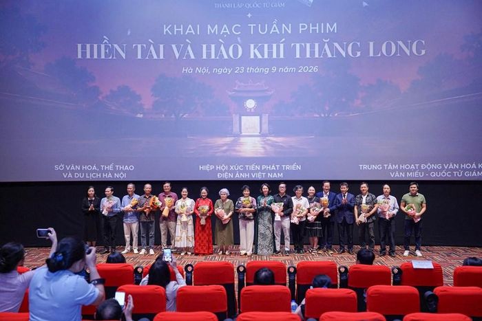 Ban Tổ chức tặng hoa cho các đoàn làm phim tham gia Tuần phim