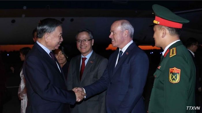 Quan chức Chính phủ Canada và cán bộ, nhân viên Đại sứ quán Việt Nam đón Tổng Bí thư, Chủ tịch nước Tô Lâm tại sân bay quốc tế Ottawa Mcdonald-Cartier. Ảnh: TTXVN