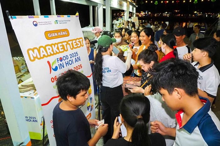 Người dân và du khách tham gia nhiều hoạt động trải nghiệm tại sự kiện năm 2025