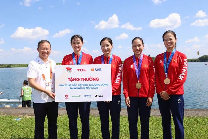 Trưởng đoàn Nguyễn Hồng Minh thưởng nóng 50 triệu cho đội tuyển rowing nữ Việt Nam