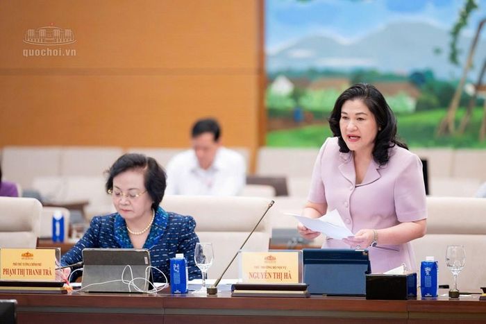 Thứ trưởng Bộ Nội vụ Nguyễn Thị Hà trình bày tờ trình