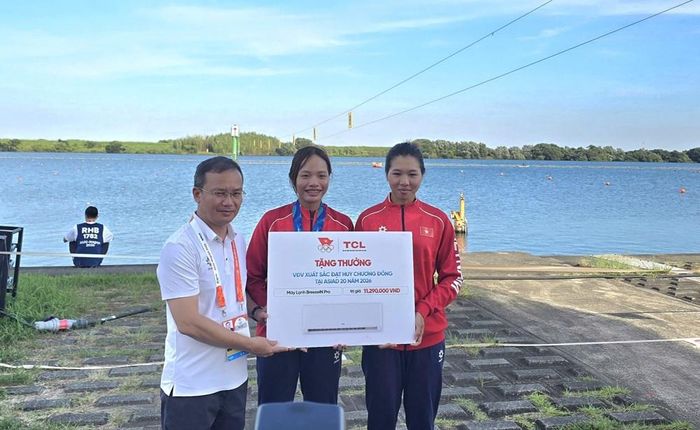 Trưởng đoàn Thể thao Việt Nam tại ASIAD 20 Nguyễn Hồng Minh thưởng nóng cho 2 VĐV