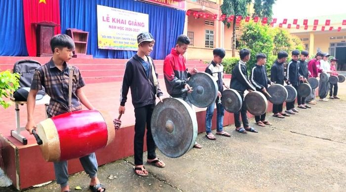 Học sinh Trường THCS Nguyễn Trãi tập luyện cồng chiêng chuẩn bị cho Lễ khai giảng năm học mới