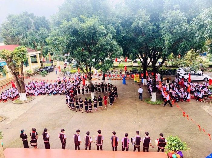 Tiết mục cồng chiêng kết hợp múa xoang do học sinh biểu diễn tại Lễ khai giảng năm học mới 2026 - 2027