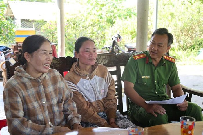 Công an xã Ba Động thường xuyên xuống cơ sở, nắm tình hình và lắng nghe tâm tư, nguyện vọng của người dân