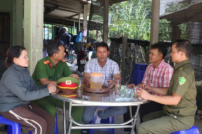 Anh Phạm Văn Song (ngồi giữa) từng tìm đến chính quyền và Công an xã Ba Động nhờ hỗ trợ hóa giải nghi kỵ