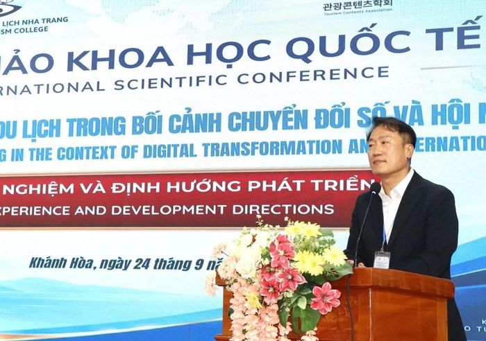 Đại diện Hiệp hội Quản trị Du lịch Hàn Quốc phát biểu