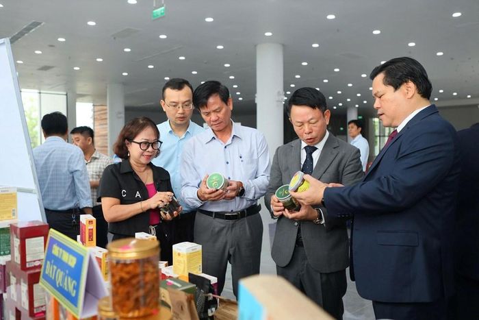 Đại biểu tham quan không gian trưng bày giới thiệu các sản phẩm của Quảng Ngãi