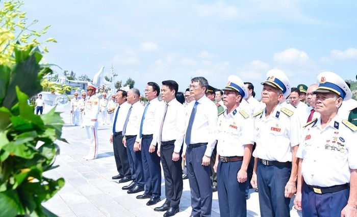 Thủ tướng Lê Minh Hưng cùng đoàn đại biểu thành kính tưởng nhớ các Anh hùng liệt sĩ