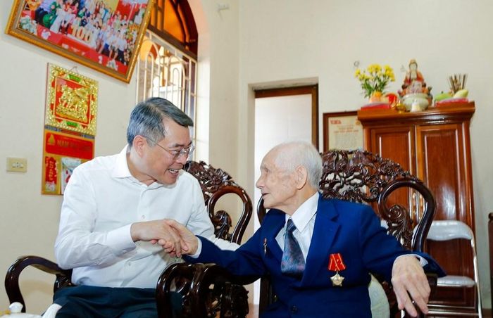 Thủ tướng Lê Minh Hưng tới thăm, tặng quà gia đình đảng viên lão thành Lê Viết Khản