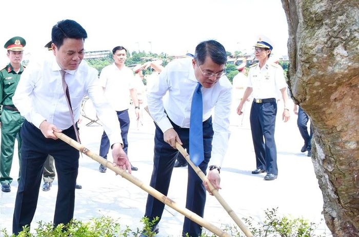 Thủ tướng Lê Minh Hưng cùng Bí thư Thành ủy Hải Phòng Lê Ngọc Châu trồng cây lưu niệm