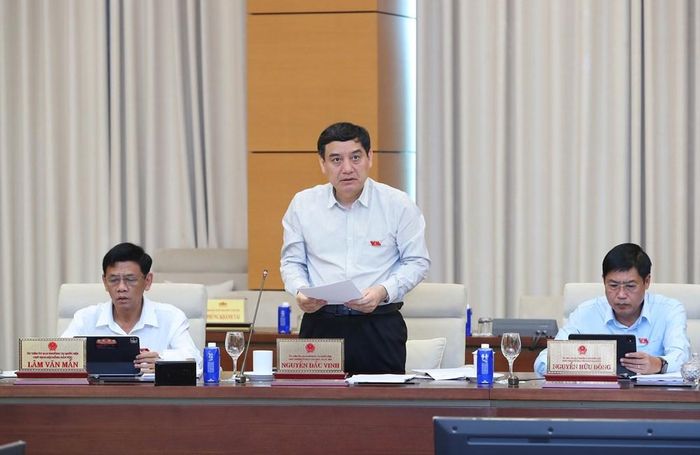 Chủ nhiệm Ủy ban Văn hóa và Xã hội của Quốc hội Nguyễn Đắc Vinh trình bày báo cáo thẩm tra sơ bộ