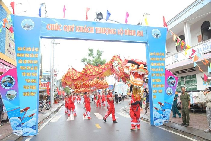 Lễ hội diễn ra nhiều hoạt động mang đậm nét truyền thống dân gian và hoạt động văn hóa, nghệ thuật, thể thao