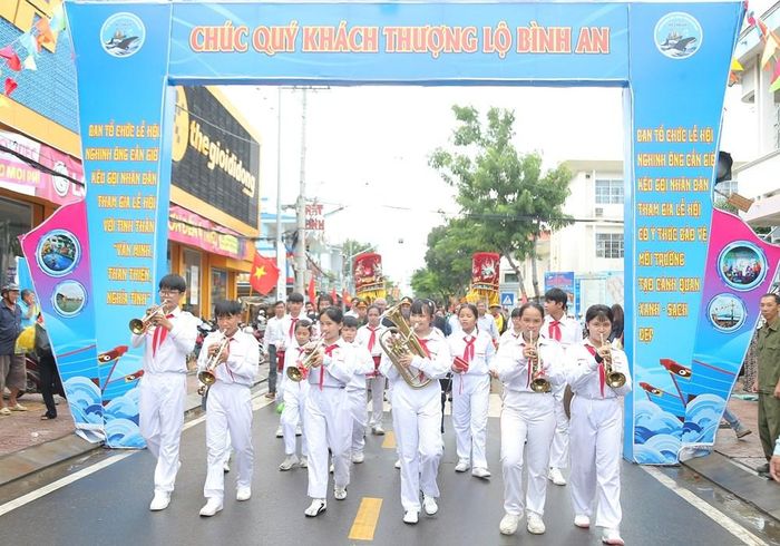 Chương trình khai mạc còn có biểu diễn trống, kèn thiếu nhi